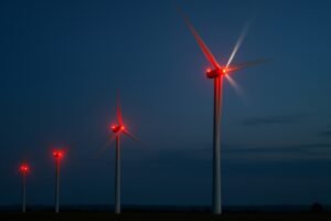Pourquoi les éoliennes clignotent rouge ou blanc